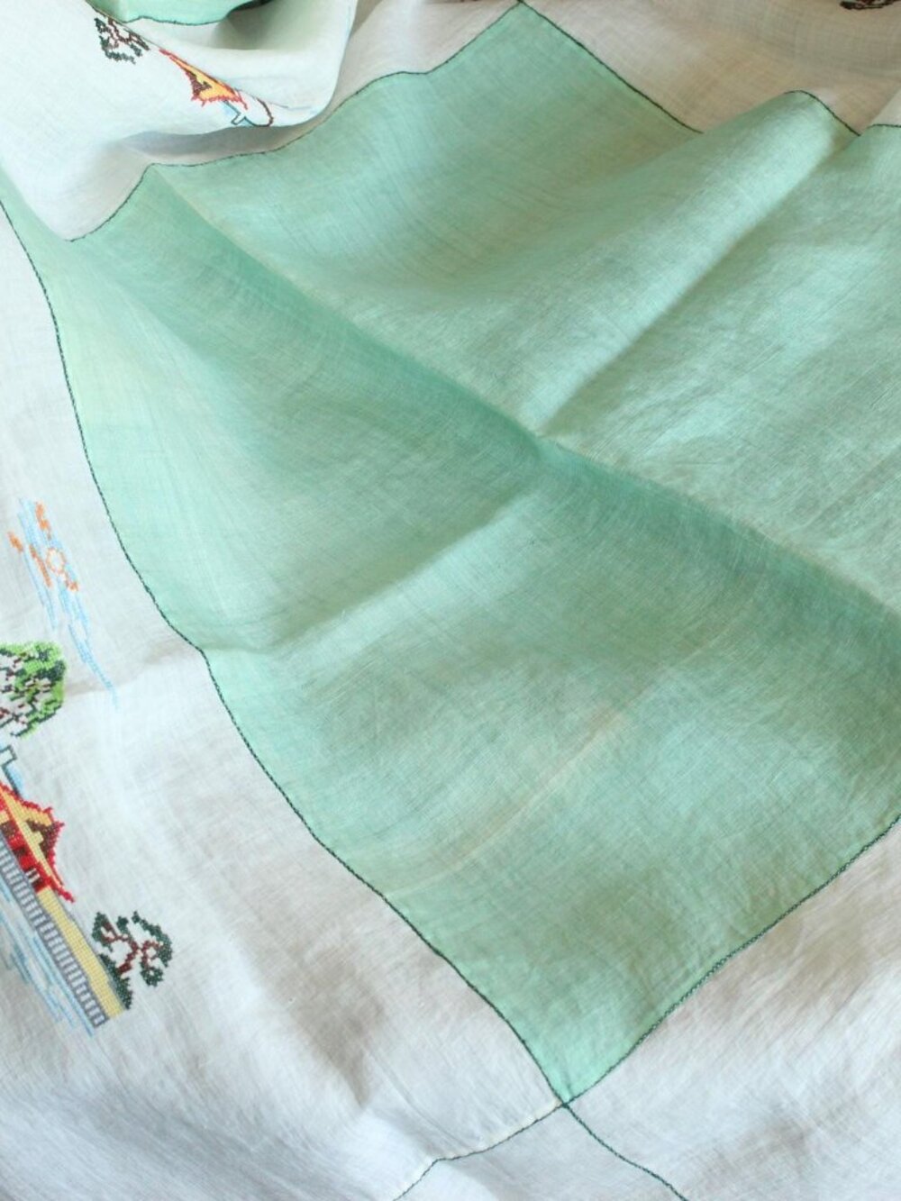 Vintage 1930s Tablecloth, Square Asian Pagoda Embroidered Linen - Picture 10 of 14